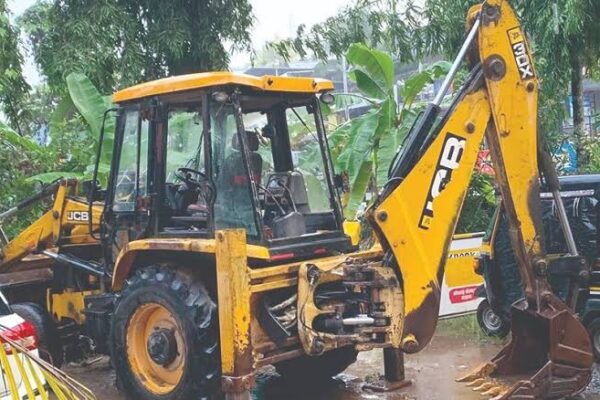 ചടയമംഗലത്ത് ഗൃഹ നാഥനെ ജെ സി ബിയുടെ ബക്കറ്റ് ഉപയോഗിച്ച് ആക്രമിക്കാൻ ശ്രമിച്ചതായി പരാതി ; വധ ശ്രമത്തിന് കേസ് എടുത്ത് പോലീസ്