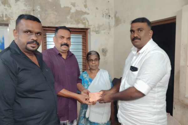ചിതറ ടിപ്പർ ഓണേഴ്സ് ആൻഡ് വർക്കേഴ്സ് സഹപ്രവർത്തകന്റെ ചികിൽസക്കായി സമാഹരിച്ച തുക കൈമാറി