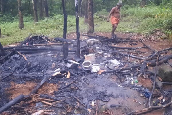 അരിപ്പ സമരഭൂമിയിൽ കുടിൽ കത്തി നശിച്ചു