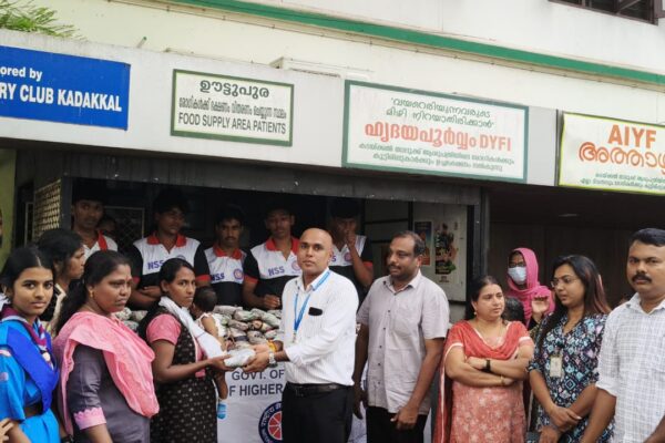 വയലാ ഗവൺമെന്റ് ഹയർ സെക്കൻഡറി സ്കൂളിലെ എൻഎസ്എസ് കുട്ടികൾ പൊതിച്ചോറ് വിതരണം ചെയ്തു
